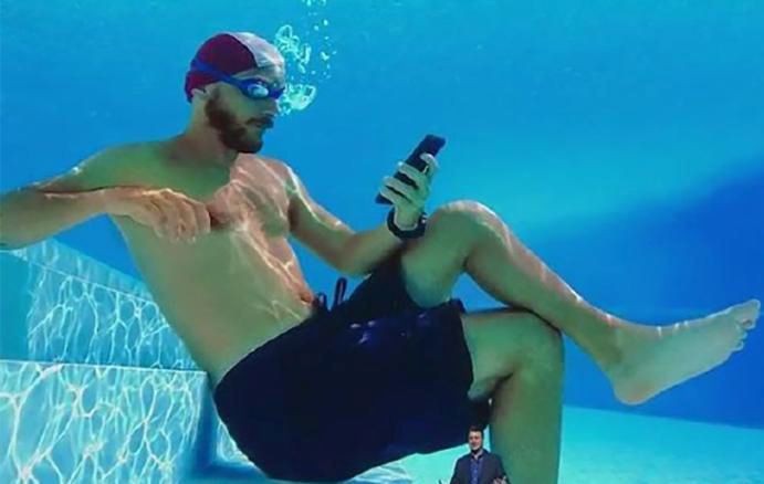 澳大利亞競爭及消費者委員會(ACCC)表示，因三星智能手機Galaxy系列投放的防水廣告涉嫌誤導消費者，ACCC將起訴韓國三星電子公司。（圖源：三星）