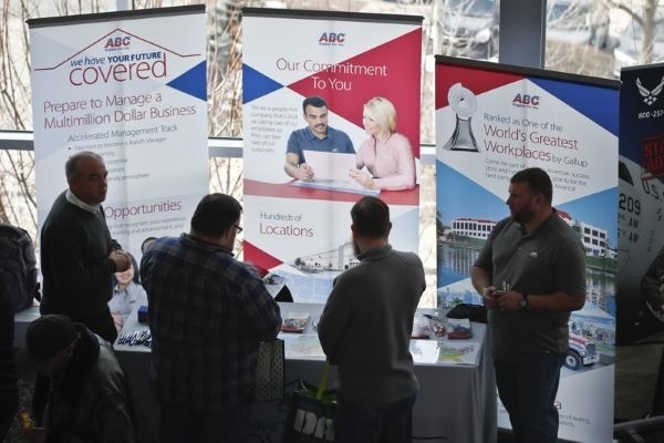 圖為美國求職者在觀看招聘資料。（圖源：AP）