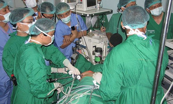 迄今，陳玉良副教授、博士與同事已進行5381例甲狀腺內窺鏡手術。（圖源：梁草）