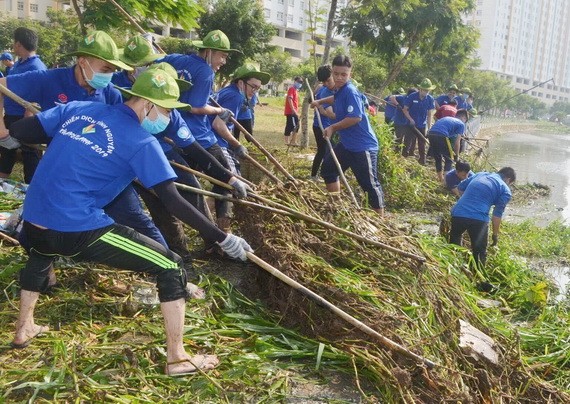 志願者參加疏浚河涌。