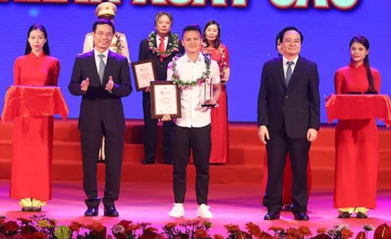 模範個人的足球球員阮光海（前中）榮獲獎狀。（圖源：越快訊）