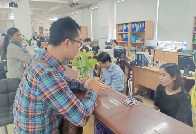 民眾在市社保機關辦理社保手續。