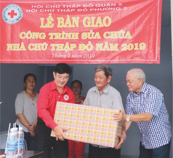 黎勳峰主席與華人企業家呂永雄 向阮晉光贈送禮物。