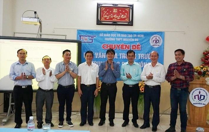 阮攸高中校校長黃清富（右四）同與會代表合照。（圖源：阮娟）