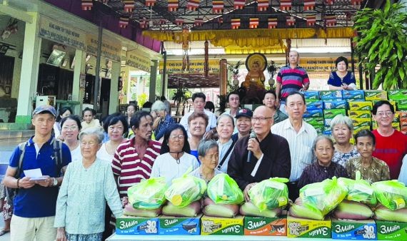 慈善團與當地孤寡長者合照。