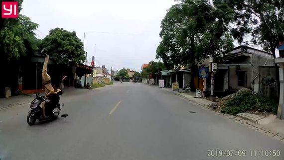 交警被摩托車騎士直面碰撞拋上空中。（圖源：視頻截圖）