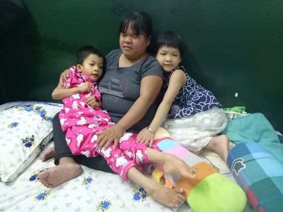 許垂玲抱著四肢癱瘓的幼女薔薇。