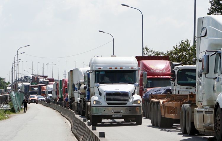 從第二郡美水交通環島區域延長從第九郡往第二郡的武志功街，往桔萊渡輪方向的阮氏定街等交通出現嚴重堵塞。（圖源：明心）