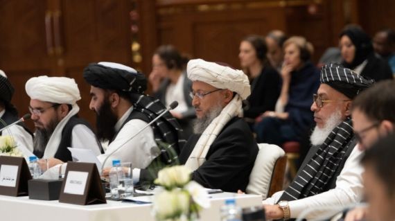 塔利班代表團在會場。（圖源：路透社）