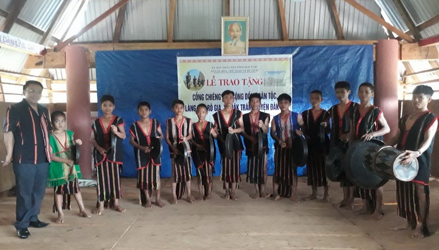 崑嵩文體與旅遊廳副廳長潘文煌（左一）與渃蒙民族青少年銅鑼和竇舞傳授班成員合照。（圖源：紅杏）