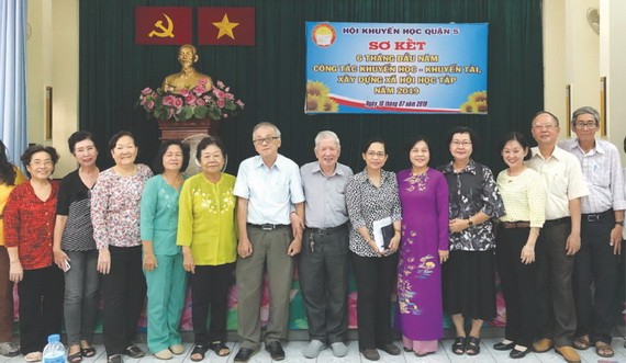 各級勵學會領導與各會館代表合影。