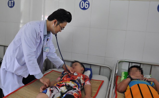 市第一兒童醫院醫生在為住院病童看診。（圖源：維姓）