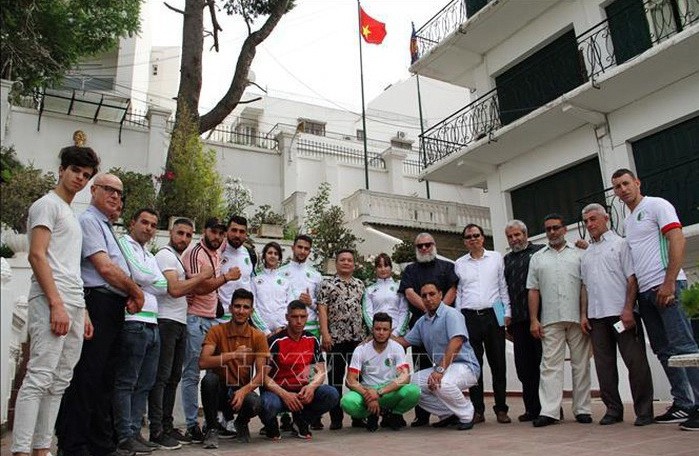 范國柱大使與山龍拳術聯合會領導班子及運動員合影。（圖源：互聯網）