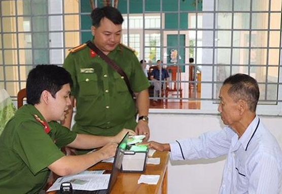 市公安給芹耶縣民眾贈醫施藥。（圖源：蔡芳）