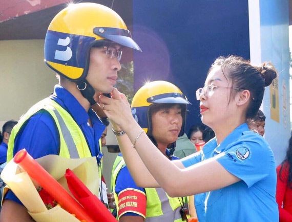 組委會向志願者贈送安全帽、揮棒、旗、上衣等維持交通秩序的輔助工具。