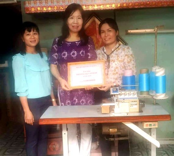 華人婦女黃玉華獲送縫紉機。