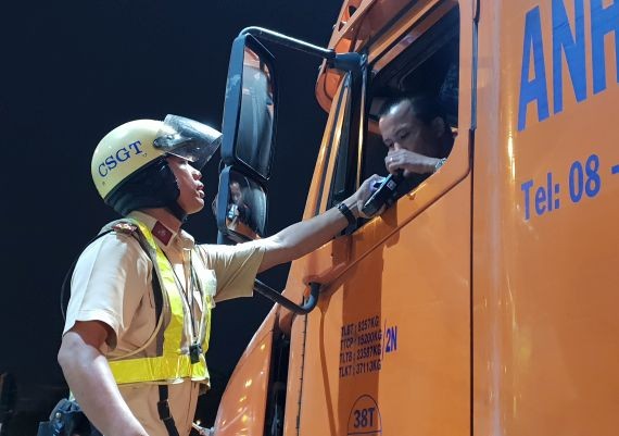 交警檢查酒後駕車行為。（圖源：春義）
