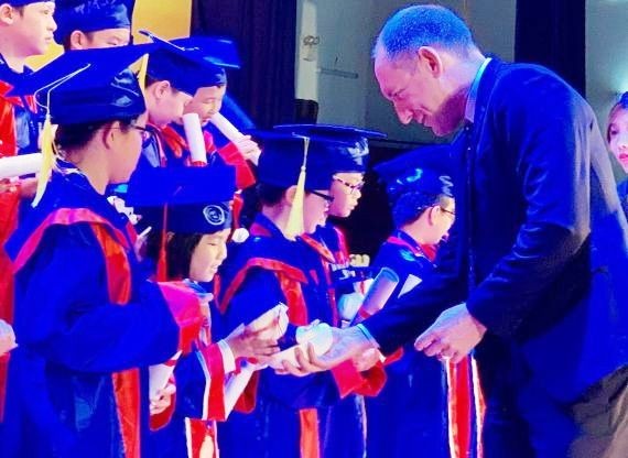 越澳英語學校校委會代表向考取好成績的華人學生頒獎。