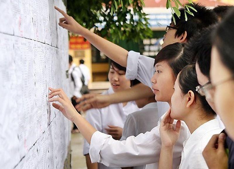 應屆高中畢業生查詢高考成績。（圖源：VTV）