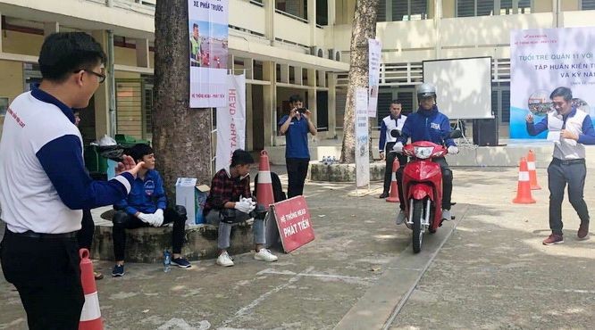 第十一郡越華青年鍛煉騎車技巧。