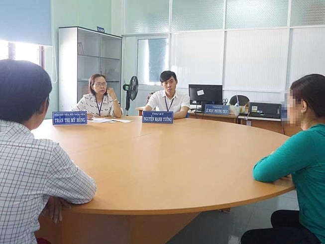 平新郡人民法院調解與對話中心正對一起婚姻訴訟案進行調解。