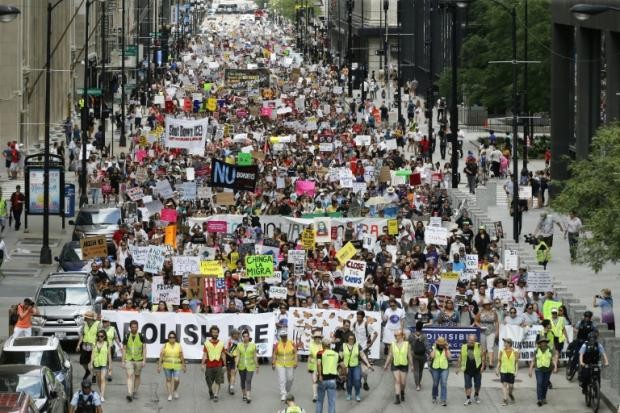當地時間14日，美國南加州移民社區持續抗議移民海關執法局(ICE)逮捕行動，數百人連日齊聚洛杉磯市區示威遊行。（圖源：AFP）