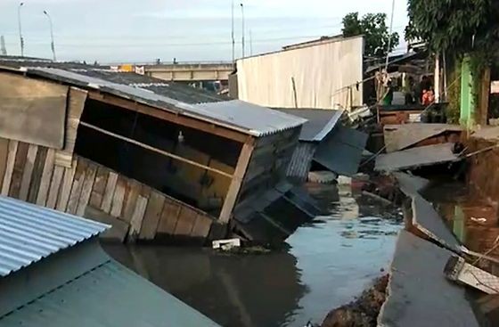 芽閩河畔坍塌現場。（圖源：黃雲）