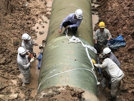 工人在克服沱江潔淨水管滲漏事故。（圖源：嘉政）