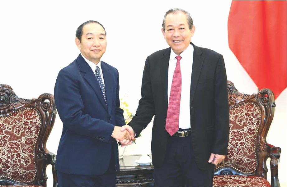 政府常務副總理張和平（右）接見老撾最高人民法院院長坎帕‧森達拉。（圖源：VGP）