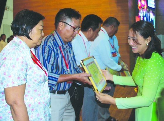 平新郡華人同胞獲得組委會表彰。