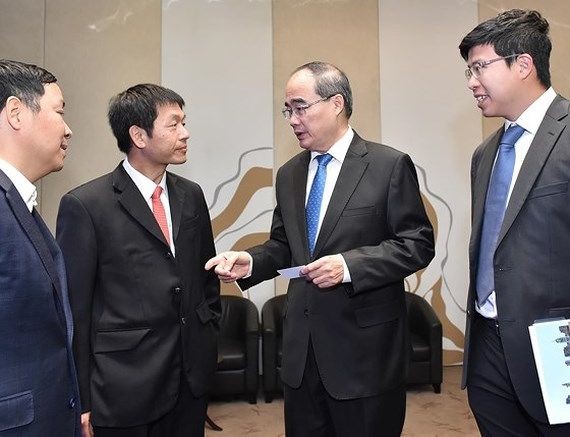 市委書記阮善仁（右二）與各代表在會議上交談。（圖源：越勇）