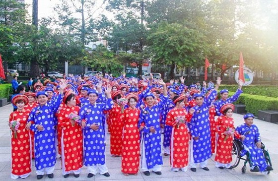 圖為本市勞動者“2018集體婚禮”場面一隅。（圖源：H.Đào）