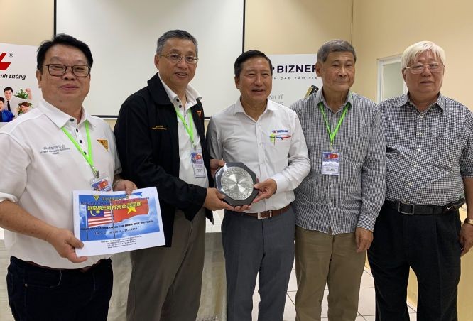 檳城潮商會代表向古家壽先生贈送紀念品。