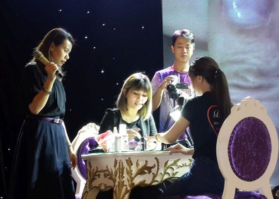 新加坡美甲導師傅玲凌介紹新加坡美甲新技藝。