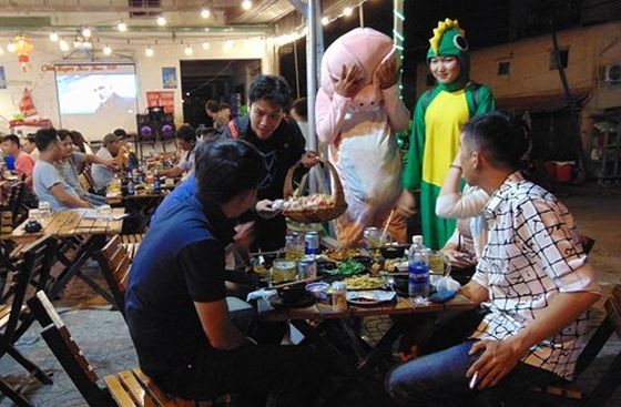 年輕人們在范文同街上的食肆扮演吉祥物和出售糖果。