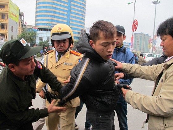 刑警當場抓獲一名罪犯。（圖源：互聯網）