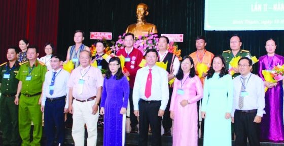 市及郡領導與獲選出席本市少數民族代表大會的代表 合照。