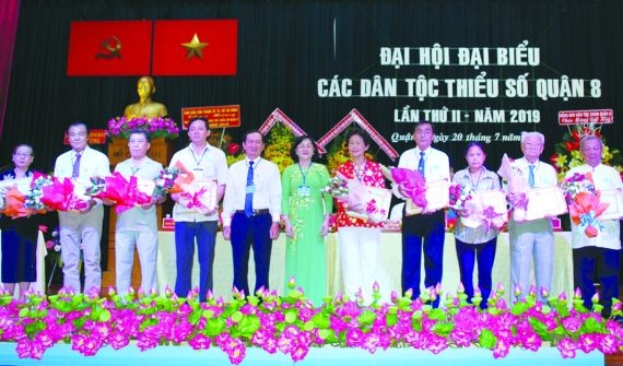 第八郡領導向華人模範頒發獎狀。