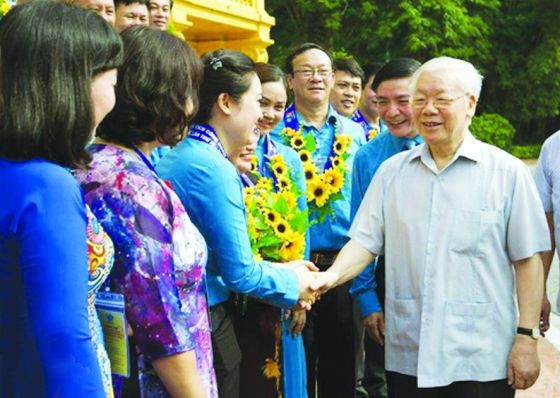 總書記、國家主席阮富仲（右）與各代表親切交談。（圖源：松林）