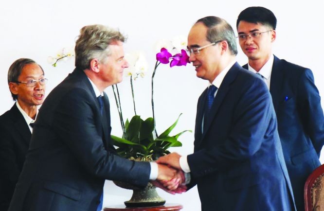 市委書記阮善仁(前右)接見法國全國共產黨書記法比安‧魯賽爾。（圖源：越通社）