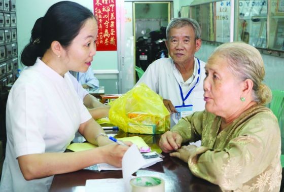 第六郡東醫會慈善診所為郡內榮軍烈士家屬贈醫施藥。