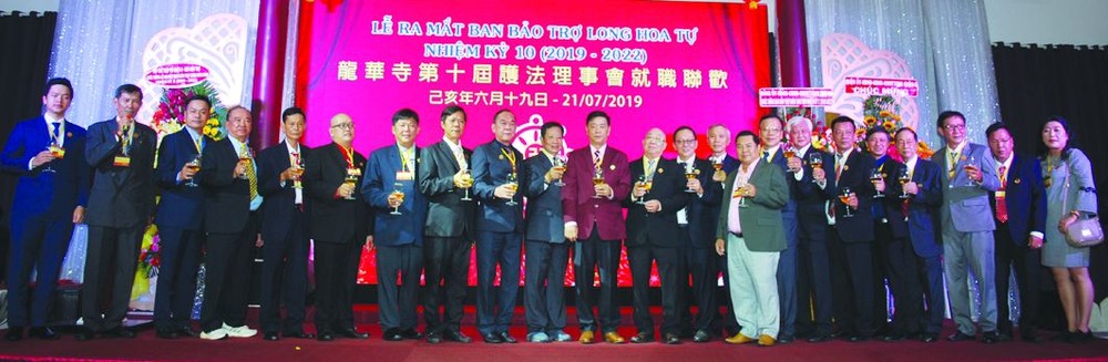 新屆理事會向來賓行見面禮。