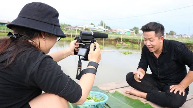 節目主持人寶寶對南部西區美食作評價。