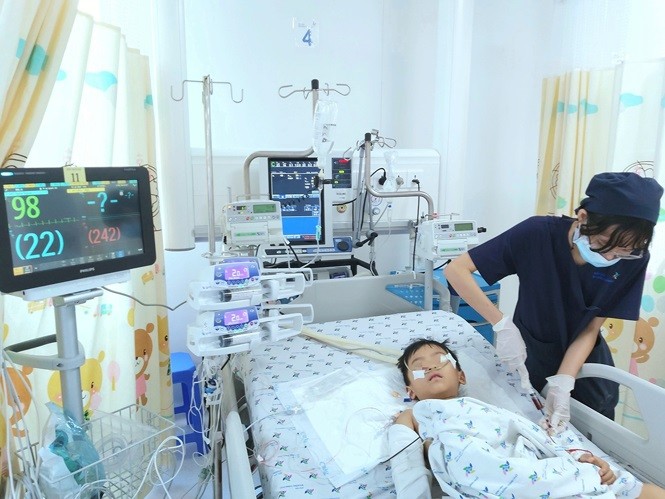 從公寓十三樓墜地，幸好花叢緩衝讓5歲的小K 男童生還。經3天積極治療，小K不再使用呼吸器，目前已清醒，皮膚紅潤。（圖源：燕兒）