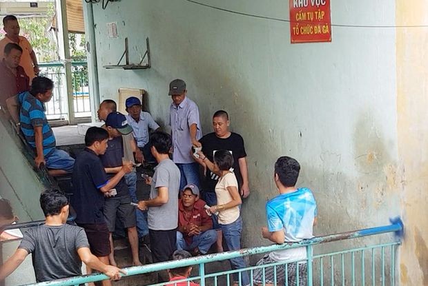 阿鸞（中）作為鬥雞賭博的仲裁。