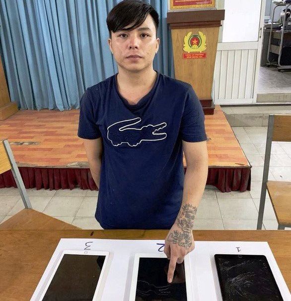 被捕的嫌犯黃清方與涉案物證。（圖源：警方提供）