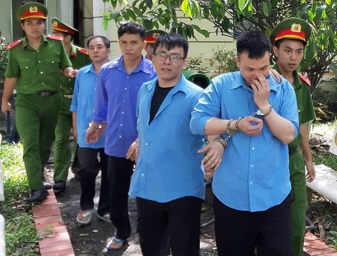 法院判刑後，法警將罪犯押出法庭送往監獄服刑。（圖源：裴潘）