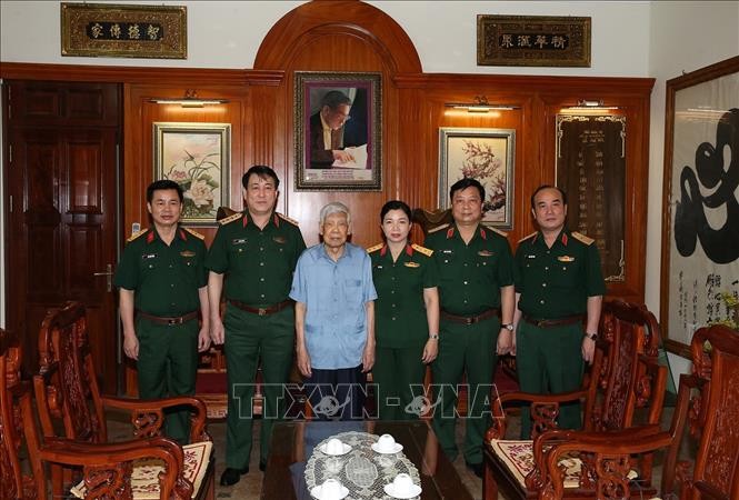中央軍委常務委員、越南人民軍總政治部主任梁強大將（左二）探望原總書記、原越南人民軍總政治部主任黎可漂上將（左三）並合影留念。（圖源：越通社）