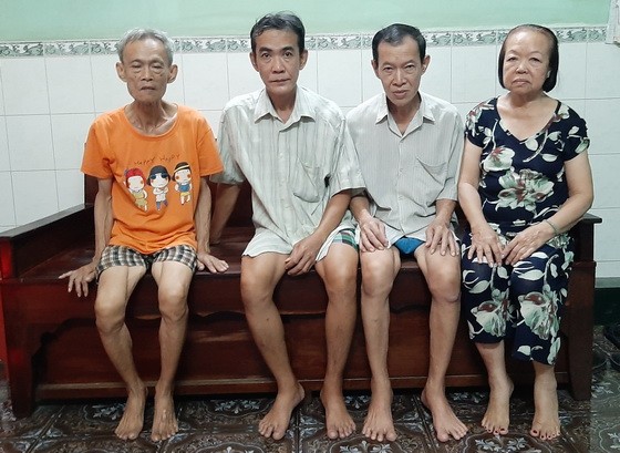 楊氏金娥及其退休與患病的胞弟們。