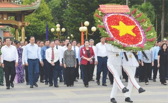國會主席阮氏金銀率領的國會代表團昨(24)日上午前往濱藥烈士紀念祠與古芝縣西貢-堤岸-嘉定革命傳統區晉謁和上香緬懷。（圖源：互聯網）